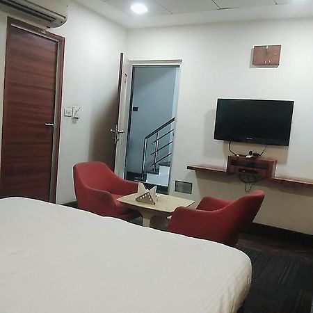 Hotel Manoranjan Inn ラクナウ エクステリア 写真