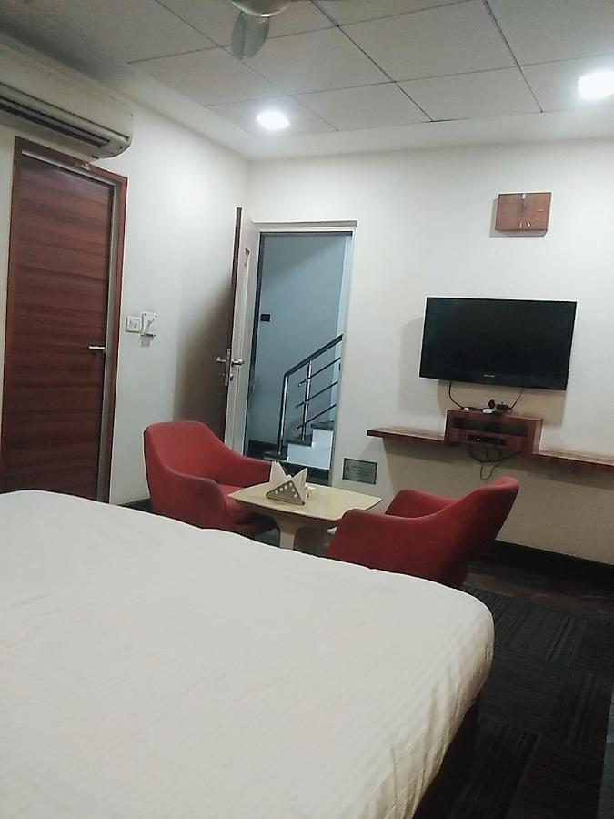 Hotel Manoranjan Inn ラクナウ エクステリア 写真