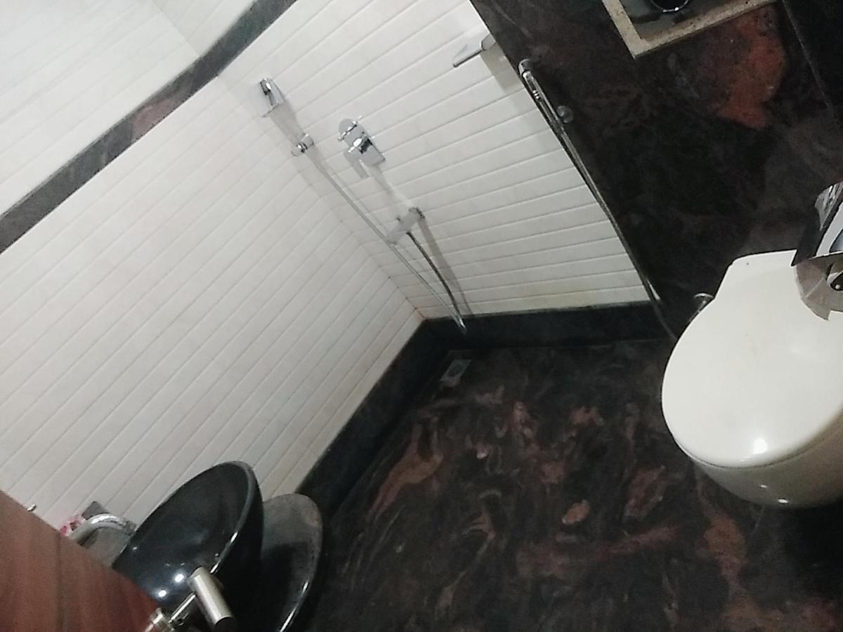 Hotel Manoranjan Inn ラクナウ エクステリア 写真